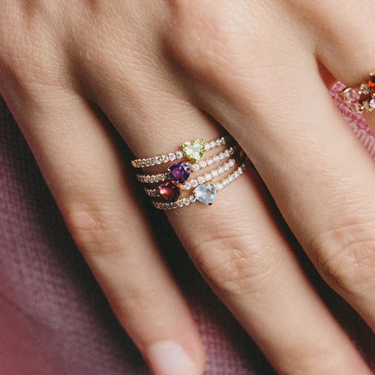 Anillo corazón oro amarillo de 18k con peridoto y brillos