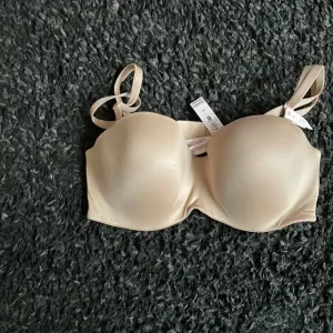 Brand NEW NWT Never Worn Victoria’s Secret Strapless Bra - Beige