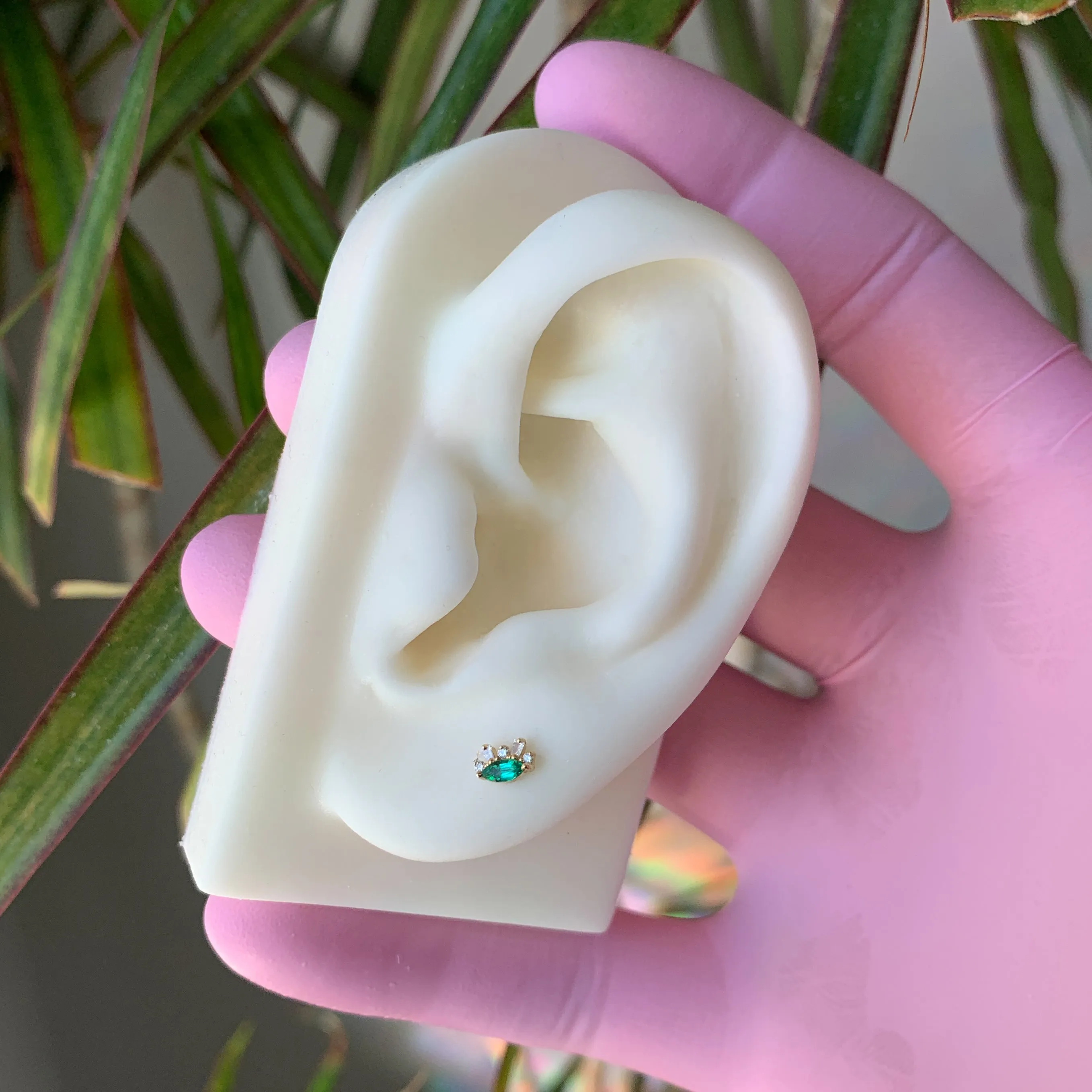 Change of Heart with Emerald and Diamonds 18g/16g Threaded End