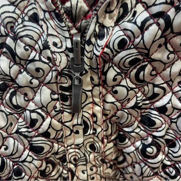 Chico's stylish quilted jacket in Blacks Dark Red and off-white Reversible M8