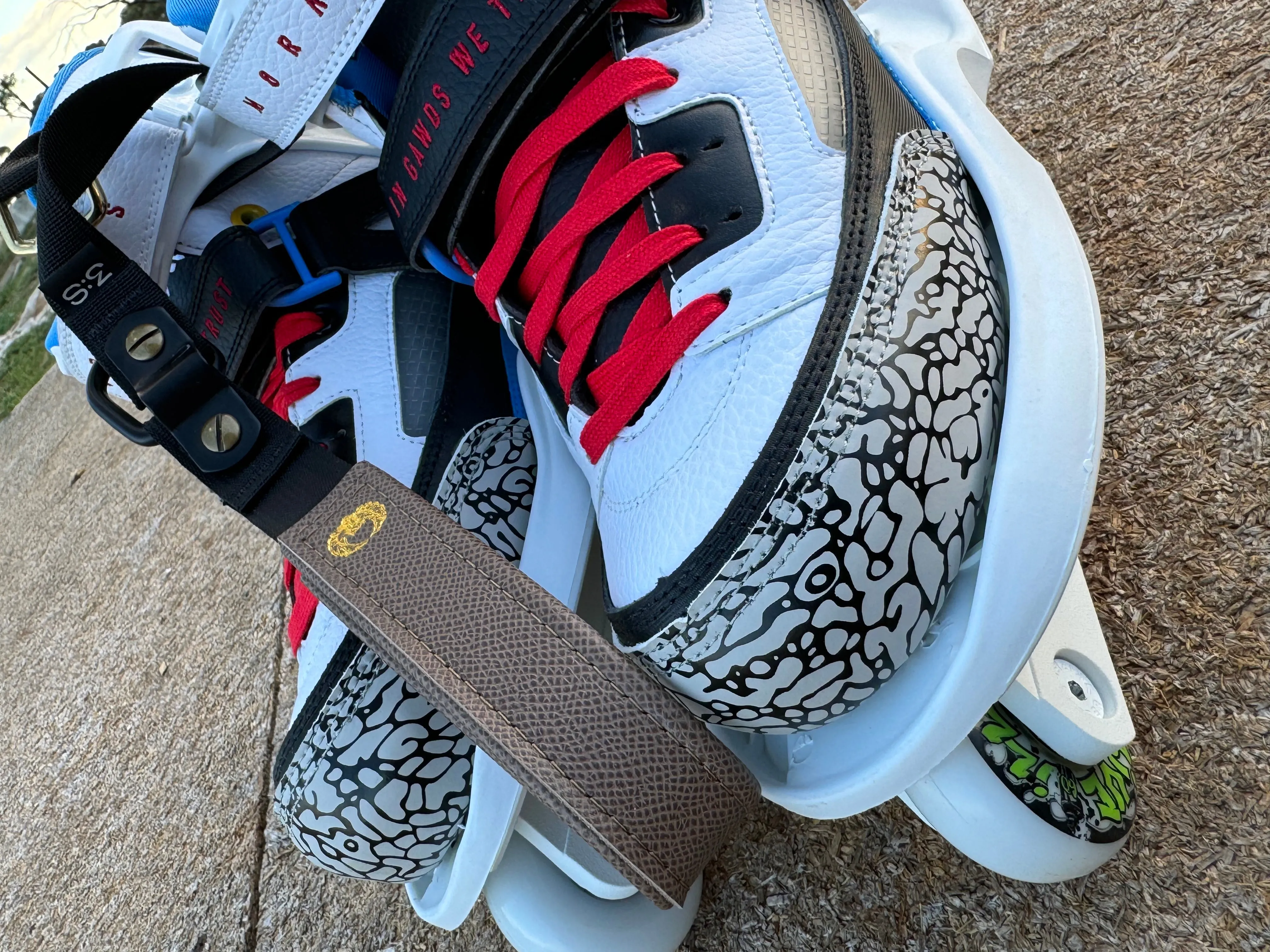 illusive brand x 3:S skate carry straps