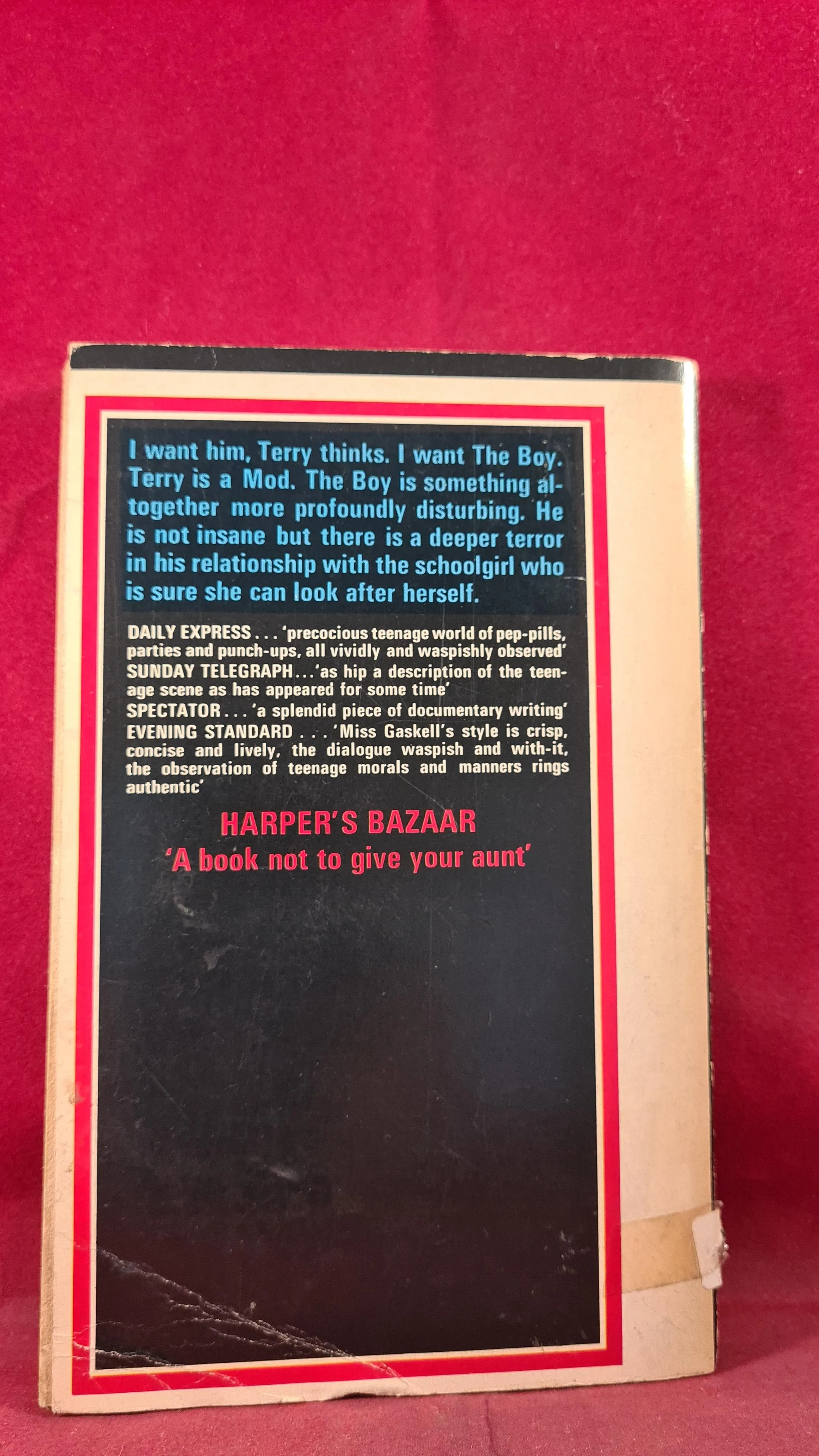 Jane Gaskell - The Shiny Narrow Grin, Hodder & Stoughton, 1965, Paperbacks