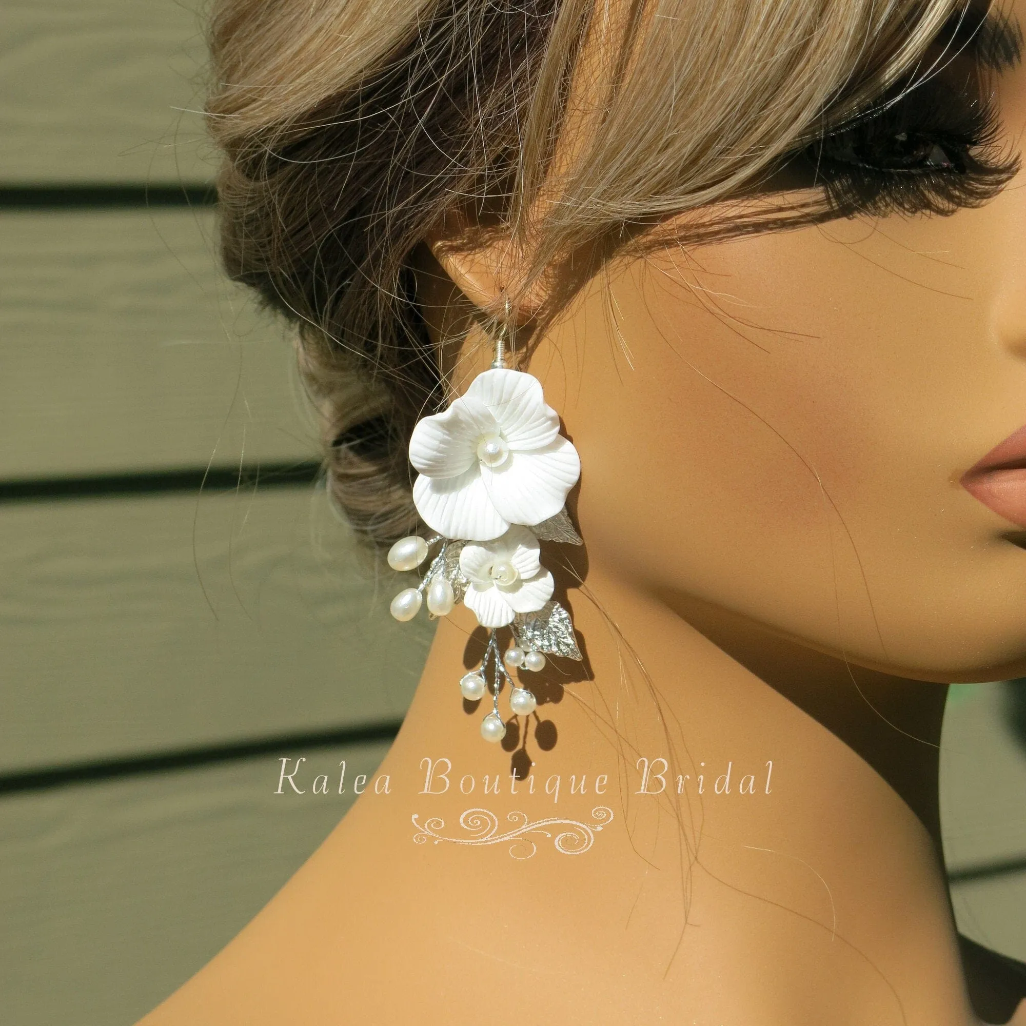 Large Acrylic White Flower Earrings, Bridal Floral Earrings, Wedding Big Flower Wire Statement Earrings