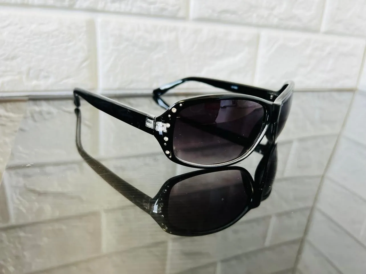 New Designer Rep. Sunglasses, 400 UV Protection! Stylish Gradient Lenses! Black - Retails $40 