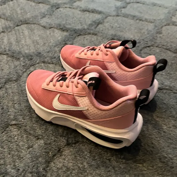 New Nike Air Max Intrlk Lite Size 2 Pink