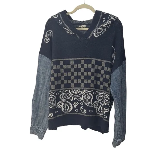 POL Navy and Gray Patterned Sweater with a Hood Size M