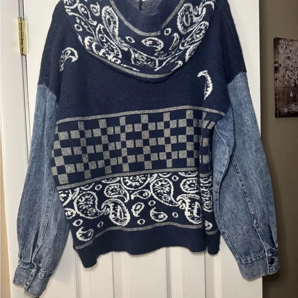 POL Navy and Gray Patterned Sweater with a Hood Size M
