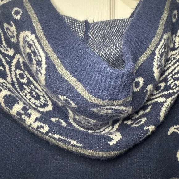 POL Navy and Gray Patterned Sweater with a Hood Size M