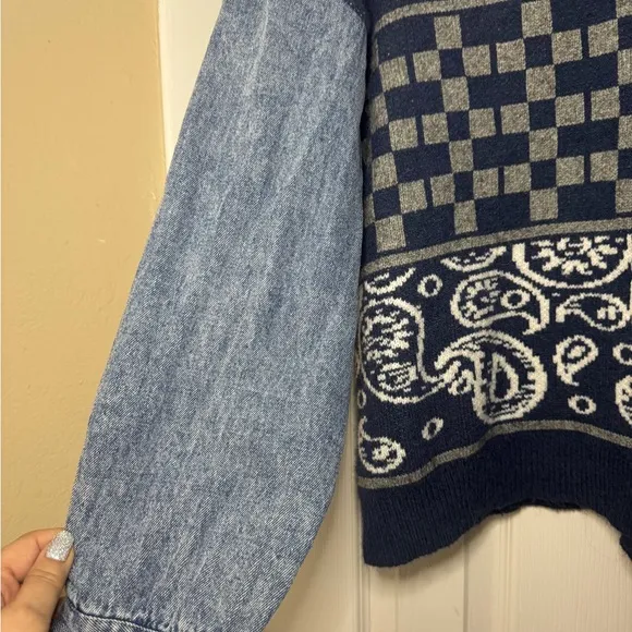 POL Navy and Gray Patterned Sweater with a Hood Size M