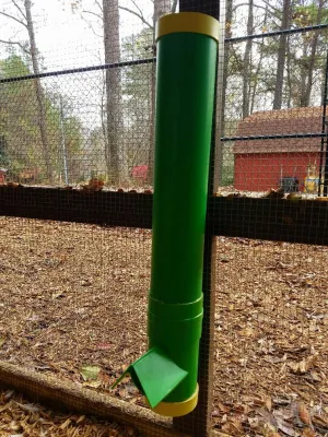 Rugged Ranch feeder - holds 10 lbs of feed