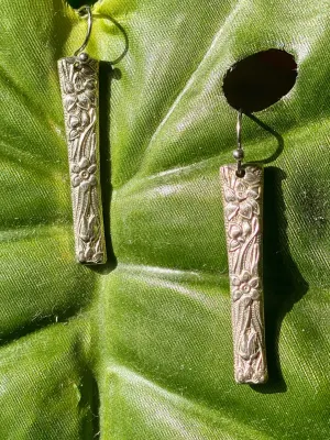 SILVERwear Earrings lily embossed